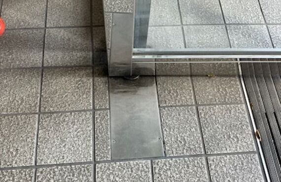 名古屋でフロアーヒンジ取替えならお任せください！