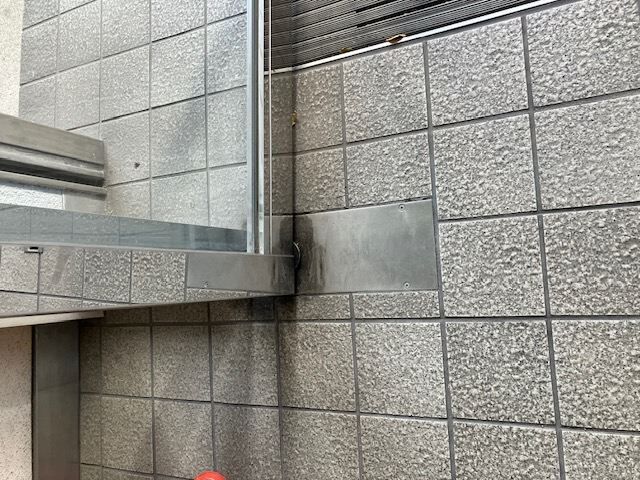 ヒンジ前_R